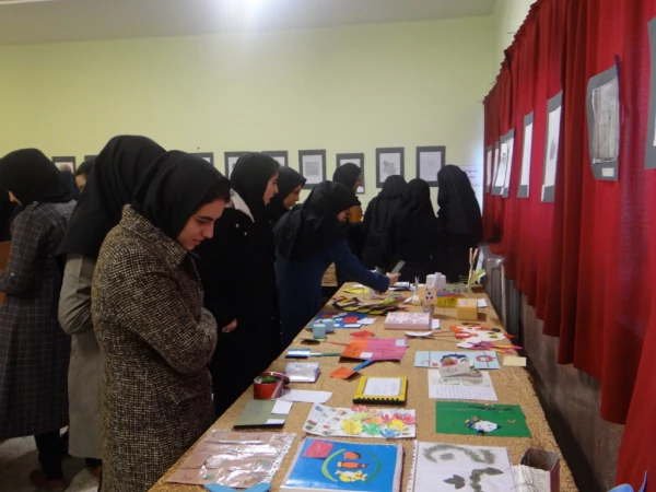 برگزاری نمایشگاه دست سازه های کمک آموزشی به مناسبت هفته پژوهش در پردیس علامه طباطبایی ارومیه 2