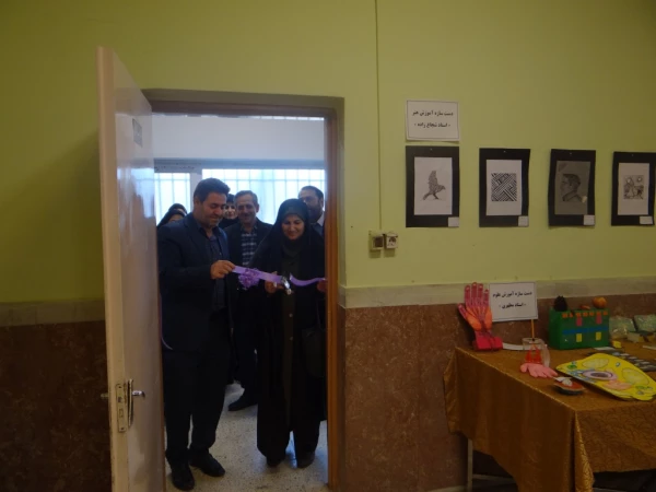 برگزاری نمایشگاه دست سازه های کمک آموزشی به مناسبت هفته پژوهش در پردیس علامه طباطبایی ارومیه 4