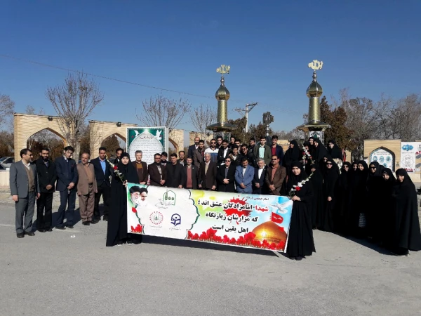 شهدا اقیانوس هایی هستند که عمود بر زمین ایستاده اند

تجدید بیعت مسئولین دانشگاه فرهنگیان با شهدا به مناسبت 9دی در استان مرکزی 2