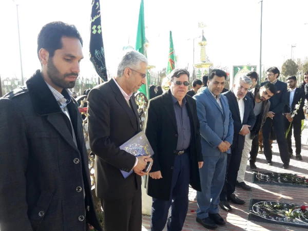 شهدا اقیانوس هایی هستند که عمود بر زمین ایستاده اند

تجدید بیعت مسئولین دانشگاه فرهنگیان با شهدا به مناسبت 9دی در استان مرکزی 2