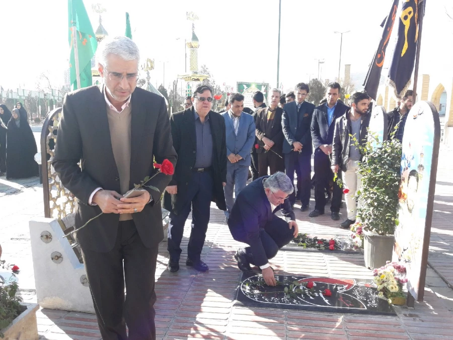 شهدا اقیانوس هایی هستند که عمود بر زمین ایستاده اند

تجدید بیعت مسئولین دانشگاه فرهنگیان با شهدا به مناسبت 9دی در استان مرکزی 3