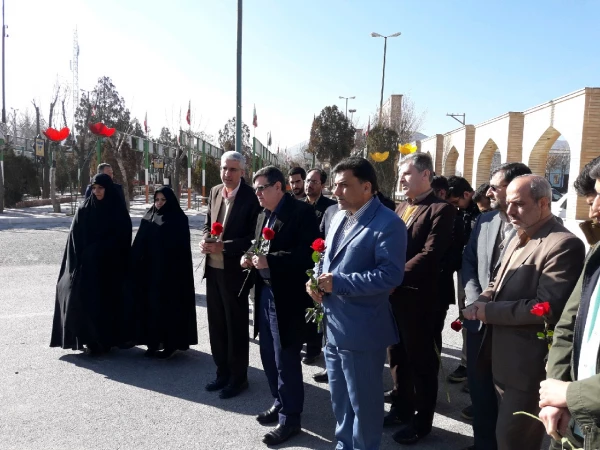 شهدا اقیانوس هایی هستند که عمود بر زمین ایستاده اند

تجدید بیعت مسئولین دانشگاه فرهنگیان با شهدا به مناسبت 9دی در استان مرکزی 2