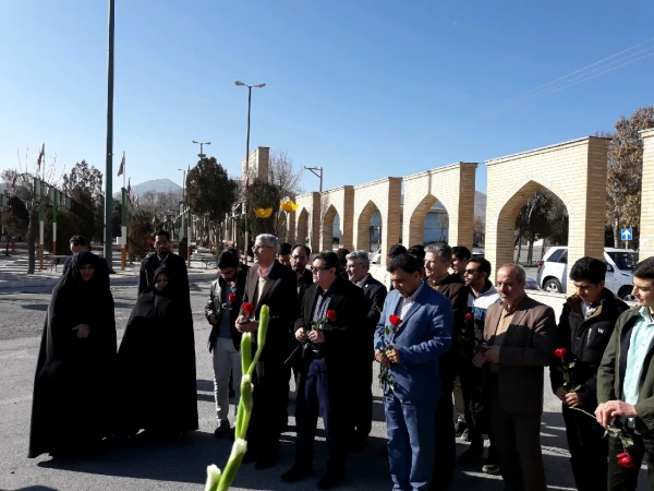 شهدا اقیانوس هایی هستند که عمود بر زمین ایستاده اند

تجدید بیعت مسئولین دانشگاه فرهنگیان با شهدا به مناسبت 9دی در استان مرکزی 2