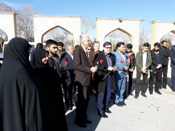 شهدا اقیانوس هایی هستند که عمود بر زمین ایستاده اند

تجدید بیعت مسئولین دانشگاه فرهنگیان با شهدا به مناسبت 9دی در استان مرکزی 2