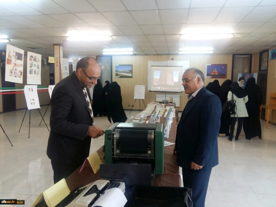 روابط عمومی دانشگاه فرهنگیان استان زنجان اعلام کرد:

افتتاح نمایشگاه نکوداشت هفتاد و هفتمین سال تأسیس تربیت معلم در استان زنجان 4