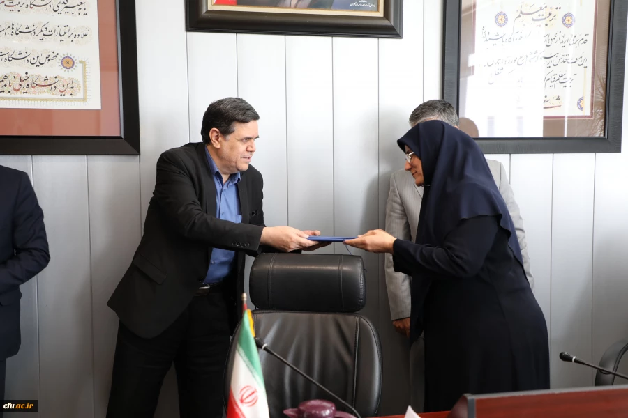 تقدیر دکتر خنیفر از همکاران معاونت پژوهش 8