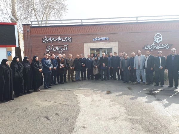 باحضور مسئولین و مدیران ارشد، پیشکسوتان و روسای سابق مراکز تربیت معلم و دانشگاه فرهنگیان استان

مراسم نکوداشت یکصد سال تلاش و پویایی تربیت معلم در دانشگاه فرهنگیان استان آذربایجان غربی برگزار شد 8