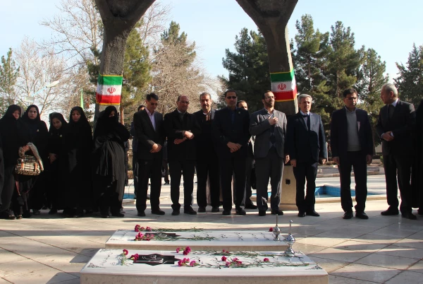 آغازبکار چهارمین گردهمایی  رویش با ادای احترام به شهدای گمنام پردیس شهید بهشتی مشهد 4