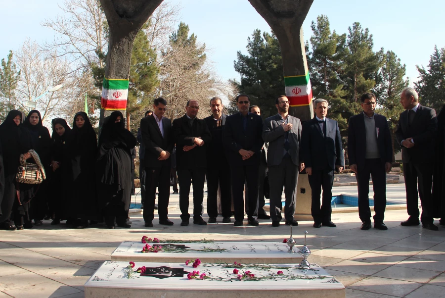 آغازبکار چهارمین گردهمایی  رویش با ادای احترام به شهدای گمنام پردیس شهید بهشتی مشهد 4