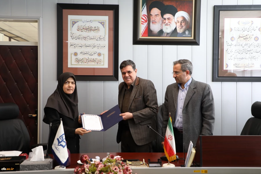 در دومین جلسه شورای سیاستگذاری پنجمین همایش ملی تربیت معلم صورت گرفت:

 تبادل تفاهم نامه همکاری های علمی پژوهشی میان دانشگاه فرهنگیان و دانشگاه تهران 4