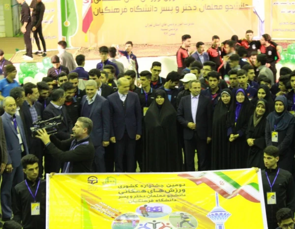 معاون دانشجویی دانشگاه فرهنگیان در افتتاحیه دومین جشنواره ورزش های همگانی دانشجو معلمان:

شرکت در فعالیت های ورزشی باعث رشد و تعالی دانشجویان و شکوفایی علم و دانش در کشور خواهد شد
 4