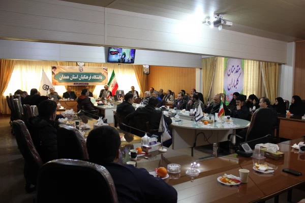 تبیین دستاوردهای نظام مقدس جمهوری اسلامی:
در نشست صمیمی کارکنان بسیجی دانشگاه فرهنگیان همدان با موضوع " چهل سالگی انقلاب اسلامی "