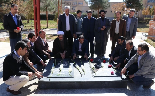 آئین غبارروبی و عطرافشانی قبور مطهر شهدای گمنام در دانشگاه فرهنگیان استان کرمان