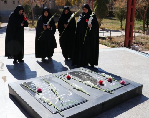 آئین غبارروبی و عطرافشانی قبور مطهر شهدای گمنام در دانشگاه فرهنگیان استان کرمان