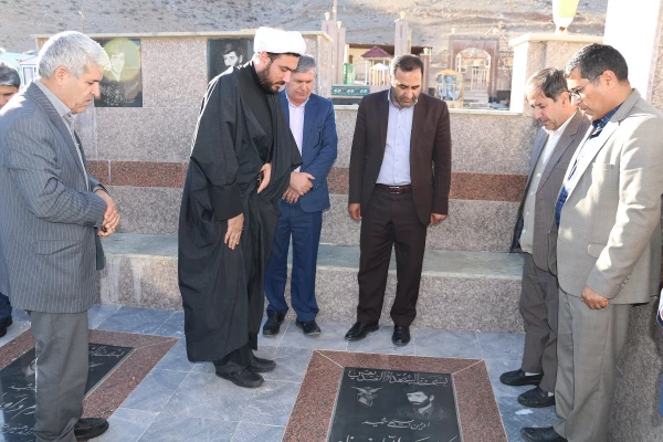 به مناسبت دهه پر فروغ فجر برگزار گردید:

دیدار دانشگاهیان یاسوج با خانواده شهید ایزدپناه 3