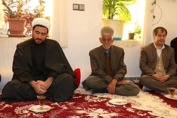 به مناسبت دهه پر فروغ فجر برگزار گردید:

دیدار دانشگاهیان یاسوج با خانواده شهید ایزدپناه 6