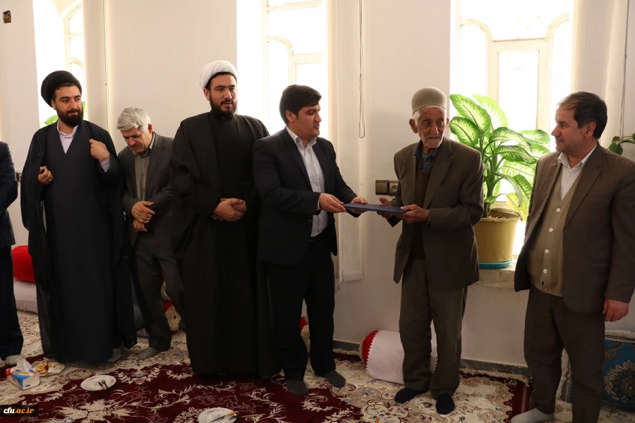 به مناسبت دهه پر فروغ فجر برگزار گردید:

دیدار دانشگاهیان یاسوج با خانواده شهید ایزدپناه 7