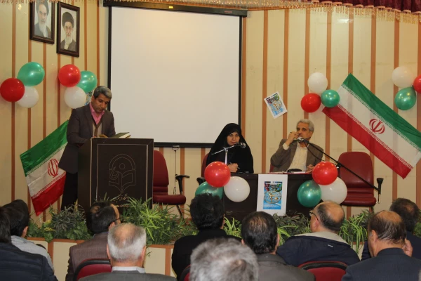 دکتر علی نژاد در نشست صمیمی با سرپرستان سراهای دانشجویی عنوان کرد:

سرپرستان باید در نقش سراهای دانشجویی مبلغان ادبیات رحمت و امتنان باشند.     2