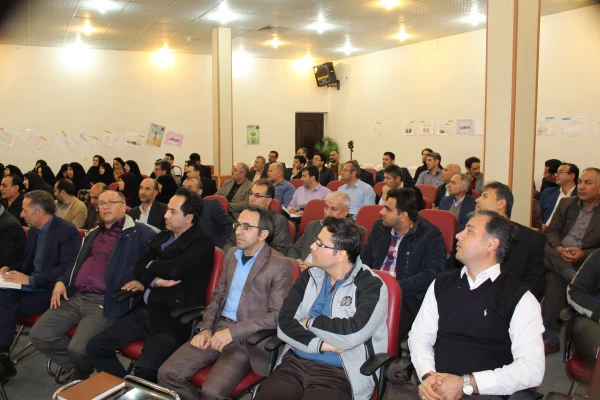 دکتر علی نژاد در نشست صمیمی با سرپرستان سراهای دانشجویی عنوان کرد:

سرپرستان باید در نقش سراهای دانشجویی مبلغان ادبیات رحمت و امتنان باشند.     3