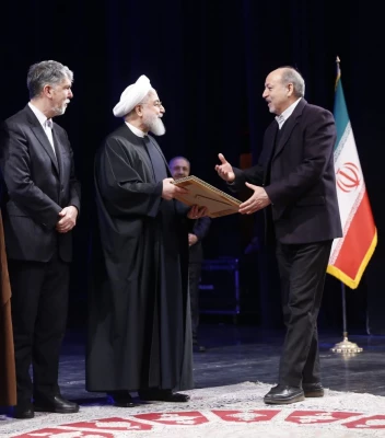 افتخار آفرینی دکتر نصراله صالحی در سی و ششمین دوره کتاب سال جمهوری اسلامی
 3