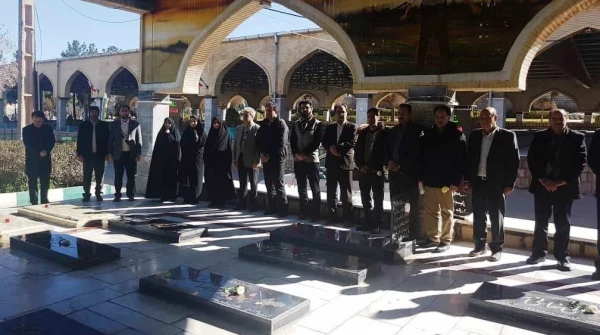 حضور کارکنان ودانشجویان دانشگاه فرهنگیان کرمانشاه در مراسم غبارروبی مزار شهدا 2
