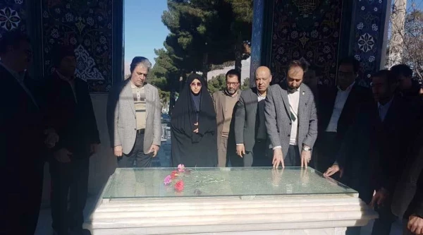 حضور کارکنان ودانشجویان دانشگاه فرهنگیان کرمانشاه در مراسم غبارروبی مزار شهدا 3