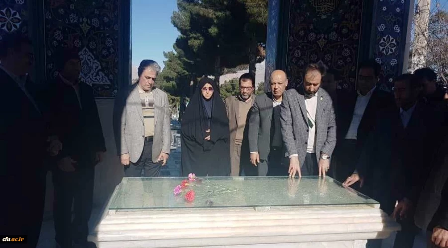 حضور کارکنان ودانشجویان دانشگاه فرهنگیان کرمانشاه در مراسم غبارروبی مزار شهدا 3