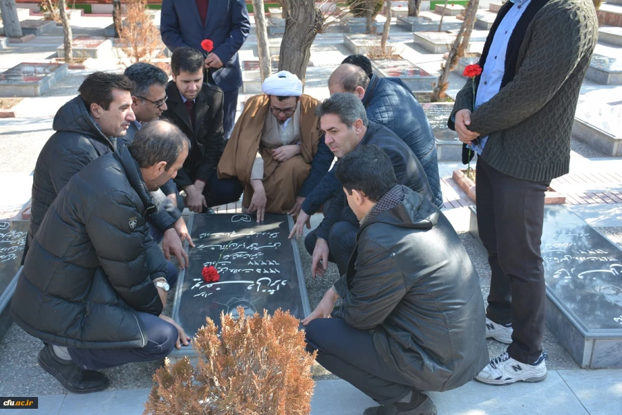 با حضور مسئولان،اساتید و کارکنان دانشگاه فرهنگیان استان آذربایجان غربی

آئین غبارروبی و عطرافشانی قبور مطهر شهدای ارومیه برگزار شد 3