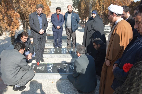 با حضور مسئولان،اساتید و کارکنان دانشگاه فرهنگیان استان آذربایجان غربی

آئین غبارروبی و عطرافشانی قبور مطهر شهدای ارومیه برگزار شد 4