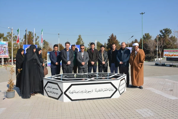 با حضور مسئولان،اساتید و کارکنان دانشگاه فرهنگیان استان آذربایجان غربی

آئین غبارروبی و عطرافشانی قبور مطهر شهدای ارومیه برگزار شد 5