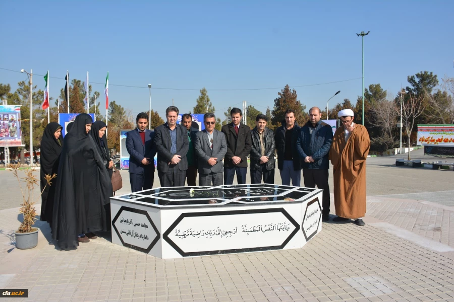 با حضور مسئولان،اساتید و کارکنان دانشگاه فرهنگیان استان آذربایجان غربی

آئین غبارروبی و عطرافشانی قبور مطهر شهدای ارومیه برگزار شد 5