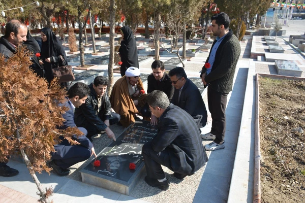 با حضور مسئولان،اساتید و کارکنان دانشگاه فرهنگیان استان آذربایجان غربی

آئین غبارروبی و عطرافشانی قبور مطهر شهدای ارومیه برگزار شد 6