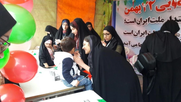 دانشجو معلمان دانشگاه فرهنگیان مازندران در غرفه این دانشگاه در مسیر راهپیمایی ۲۲ بهمن عشق به وطن، پرچم و آرمان ها را تدریس کردند.