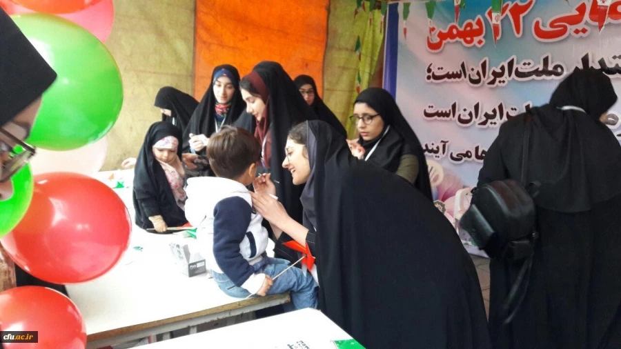 دانشجو معلمان دانشگاه فرهنگیان مازندران در غرفه این دانشگاه در مسیر راهپیمایی ۲۲ بهمن عشق به وطن، پرچم و آرمان ها را تدریس کردند.