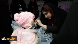 دانشجو معلمان دانشگاه فرهنگیان مازندران در غرفه این دانشگاه در مسیر راهپیمایی ۲۲ بهمن عشق به وطن، پرچم و آرمان ها را تدریس کردند.