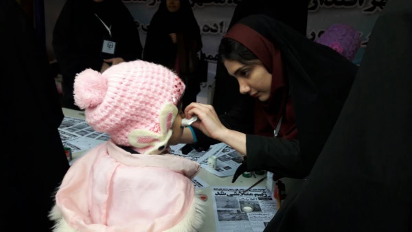 دانشجو معلمان دانشگاه فرهنگیان مازندران در غرفه این دانشگاه در مسیر راهپیمایی ۲۲ بهمن عشق به وطن، پرچم و آرمان ها را تدریس کردند.