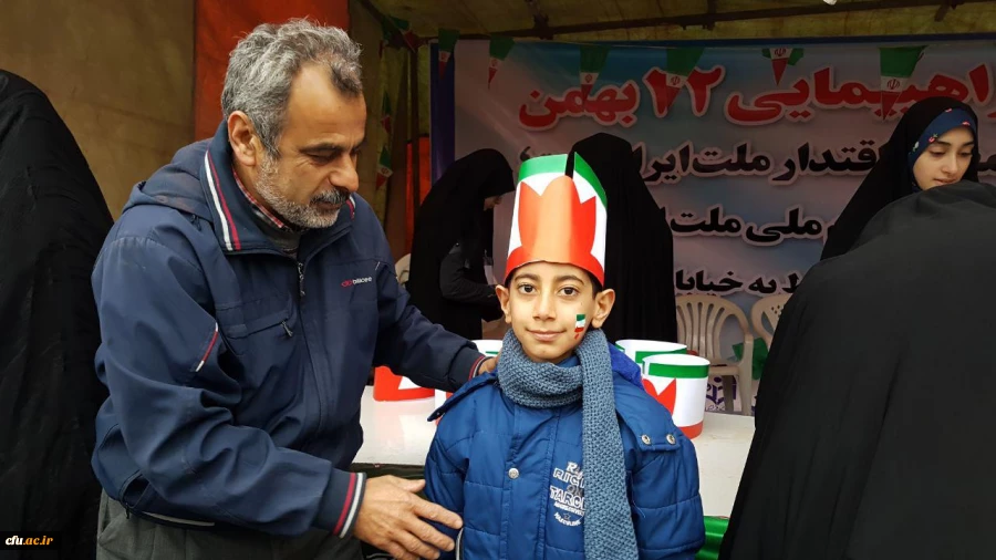 دانشجو معلمان دانشگاه فرهنگیان مازندران در غرفه این دانشگاه در مسیر راهپیمایی ۲۲ بهمن عشق به وطن، پرچم و آرمان ها را تدریس کردند.