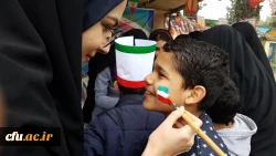 دانشجو معلمان دانشگاه فرهنگیان مازندران در غرفه این دانشگاه در مسیر راهپیمایی ۲۲ بهمن عشق به وطن، پرچم و آرمان ها را تدریس کردند.