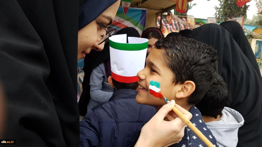 دانشجو معلمان دانشگاه فرهنگیان مازندران در غرفه این دانشگاه در مسیر راهپیمایی ۲۲ بهمن عشق به وطن، پرچم و آرمان ها را تدریس کردند.