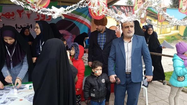 دانشجو معلمان دانشگاه فرهنگیان مازندران در غرفه این دانشگاه در مسیر راهپیمایی ۲۲ بهمن عشق به وطن، پرچم و آرمان ها را تدریس کردند.