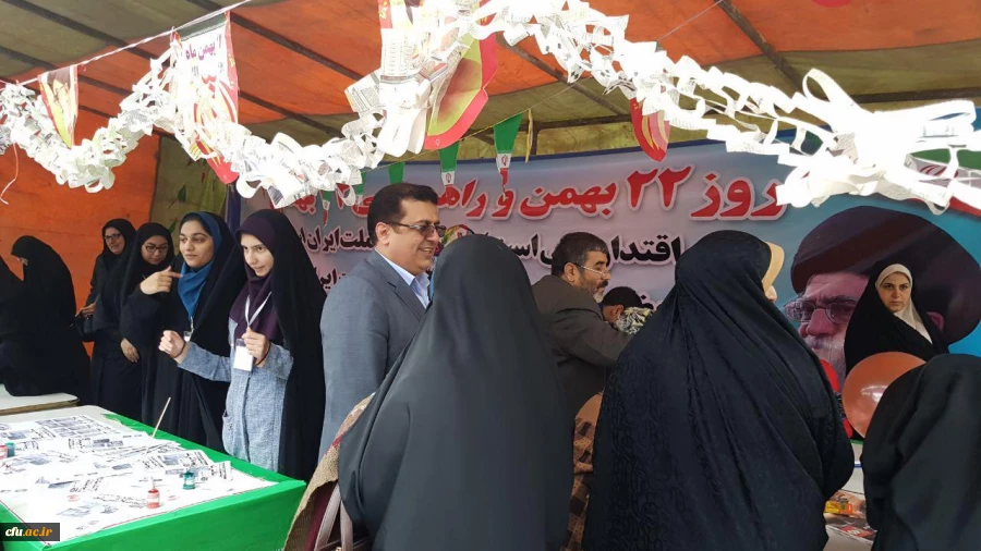 دانشجو معلمان دانشگاه فرهنگیان مازندران در غرفه این دانشگاه در مسیر راهپیمایی ۲۲ بهمن عشق به وطن، پرچم و آرمان ها را تدریس کردند.