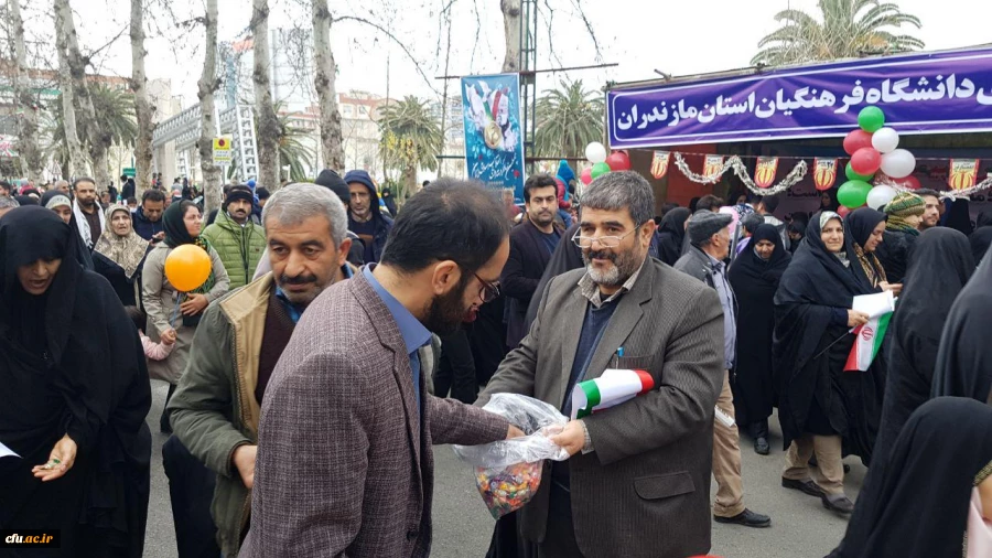 دانشجو معلمان دانشگاه فرهنگیان مازندران در غرفه این دانشگاه در مسیر راهپیمایی ۲۲ بهمن عشق به وطن، پرچم و آرمان ها را تدریس کردند.