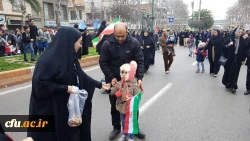 دانشجو معلمان دانشگاه فرهنگیان مازندران در غرفه این دانشگاه در مسیر راهپیمایی ۲۲ بهمن عشق به وطن، پرچم و آرمان ها را تدریس کردند.