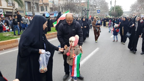 دانشجو معلمان دانشگاه فرهنگیان مازندران در غرفه این دانشگاه در مسیر راهپیمایی ۲۲ بهمن عشق به وطن، پرچم و آرمان ها را تدریس کردند.