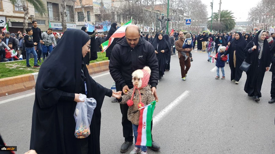 دانشجو معلمان دانشگاه فرهنگیان مازندران در غرفه این دانشگاه در مسیر راهپیمایی ۲۲ بهمن عشق به وطن، پرچم و آرمان ها را تدریس کردند.