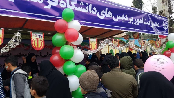 دانشجو معلمان دانشگاه فرهنگیان مازندران در غرفه این دانشگاه در مسیر راهپیمایی ۲۲ بهمن عشق به وطن، پرچم و آرمان ها را تدریس کردند.