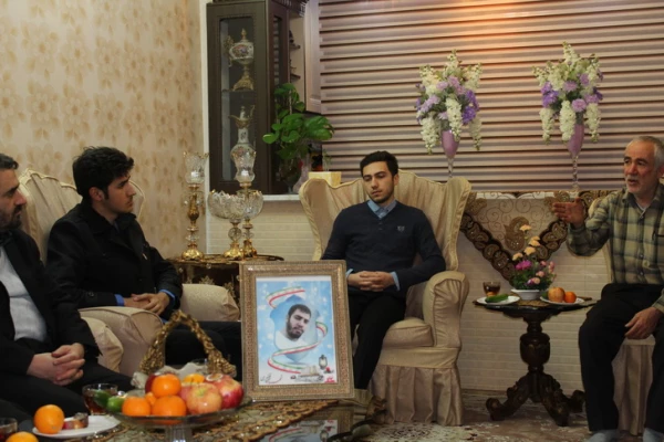 به مناسبت ایام اله دهه مبارک فجر انجام پذیرفت: حضور مسئولین ودانشجویان دانشگاه فرهنگیان استان قزوین درمنزل شهید مجیدقنبری 3