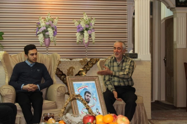 به مناسبت ایام اله دهه مبارک فجر انجام پذیرفت: حضور مسئولین ودانشجویان دانشگاه فرهنگیان استان قزوین درمنزل شهید مجیدقنبری 4