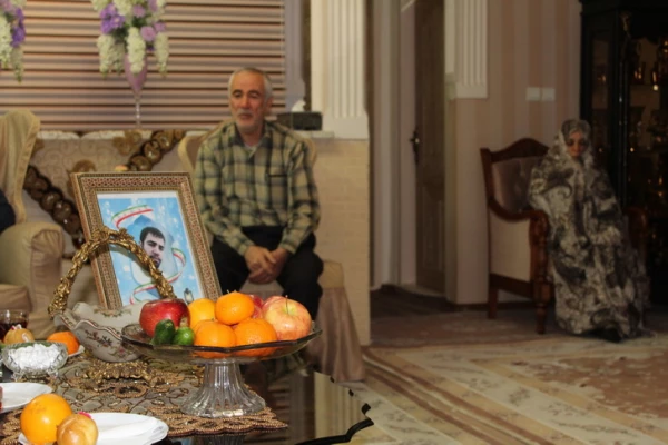 به مناسبت ایام اله دهه مبارک فجر انجام پذیرفت: حضور مسئولین ودانشجویان دانشگاه فرهنگیان استان قزوین درمنزل شهید مجیدقنبری 5