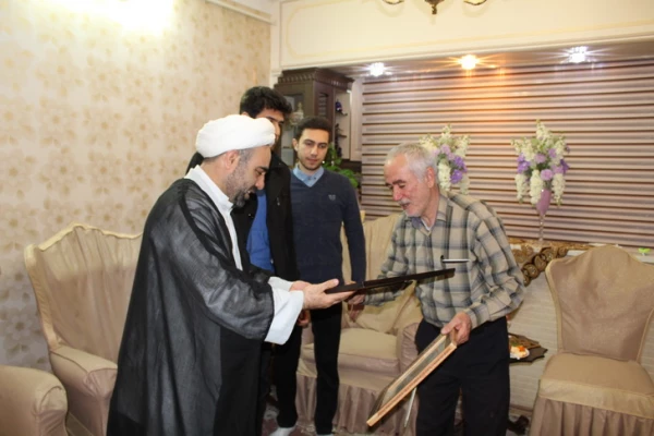 به مناسبت ایام اله دهه مبارک فجر انجام پذیرفت: حضور مسئولین ودانشجویان دانشگاه فرهنگیان استان قزوین درمنزل شهید مجیدقنبری 6